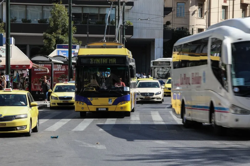 Bus de l'OASA en circulation à Athènes