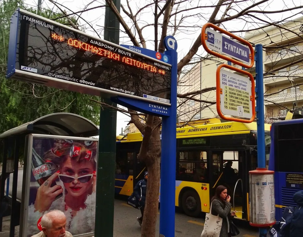 Arrêt de bus à Athènes, panneaux d'information hors service
