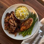Assiette de repas cétogène avec porc effiloché, salade aux œufs, poulet grillé et asperges