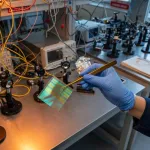Pince tenant un film mince dans un laboratoire d'optique