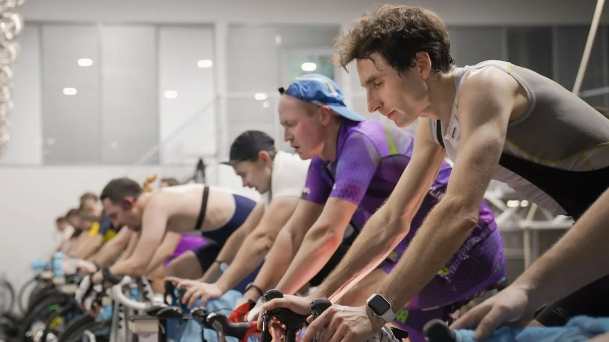 Personnes faisant du vélo stationnaire en salle