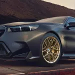 BMW M5 grise mate avec des jantes bronze à branches complexes