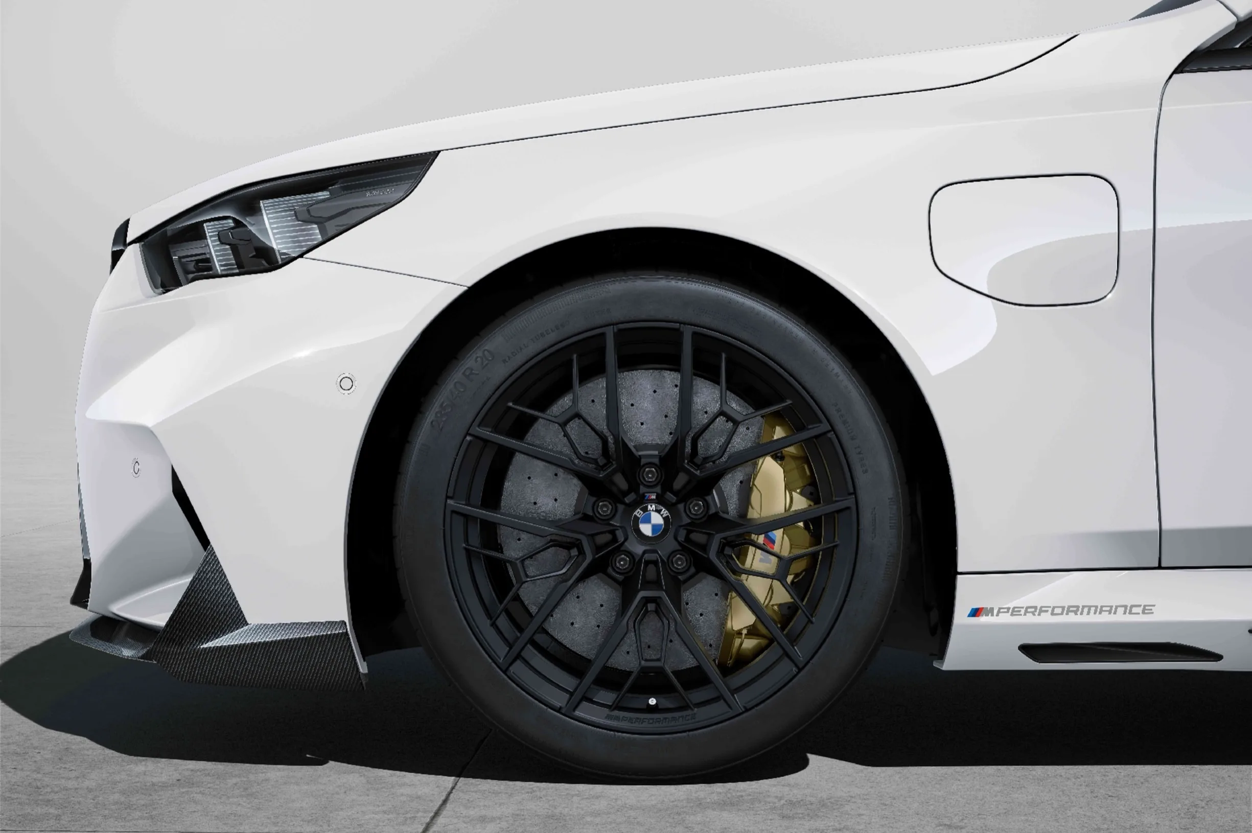 Détail du Black Package BMW : jante noire, splitter en carbone et bas de caisse M Performance