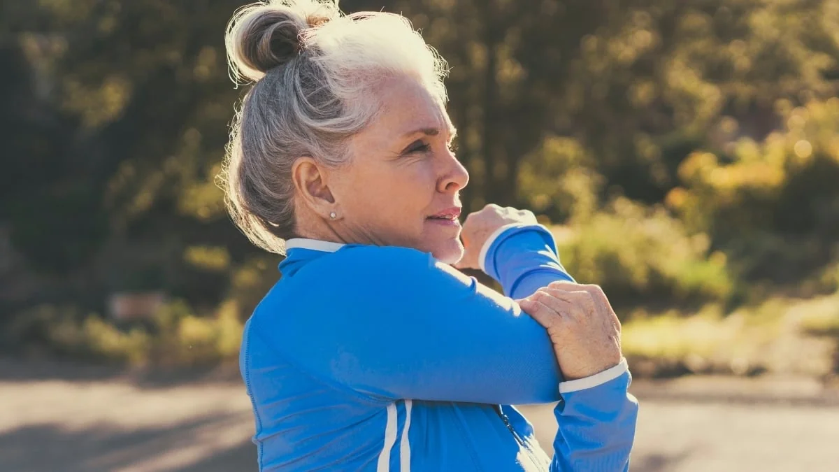 Femme d'âge mûr s'étirant avant l'exercice